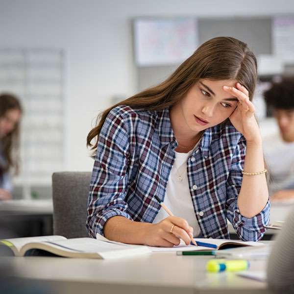 Ragazza a scuola, pensierosa e distratta per fastidi intimi