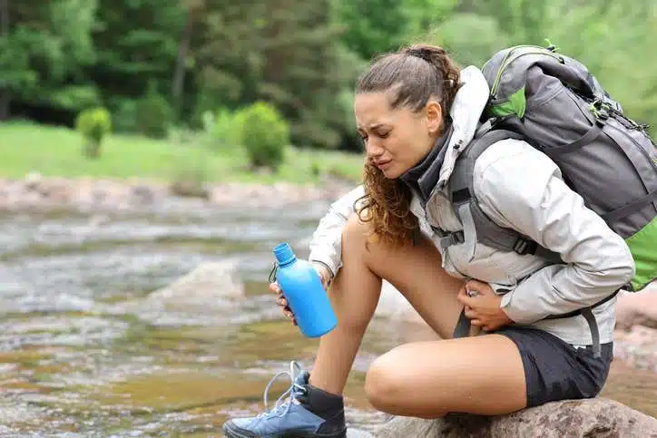 Donna che fa trekking, dolore, sintomi candida vaginale